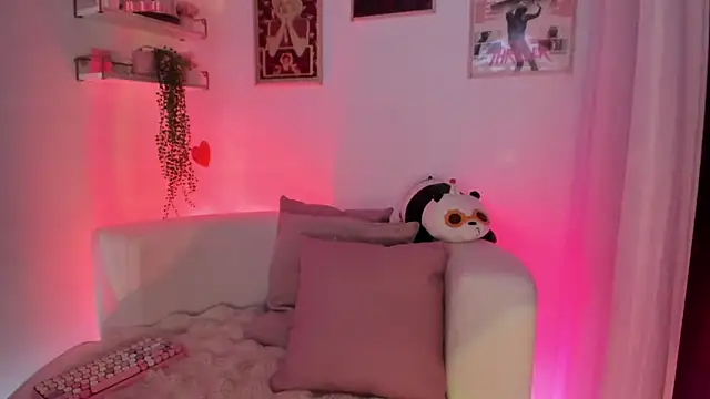 Snapshot of Ally_belle chatting on 04-08-26, 12:43 Ally belle online show from 04-08-26, 12:43