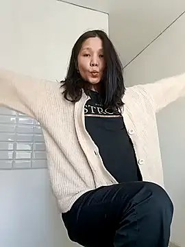 HollyXMolly online show from 04-15-26, 10:55