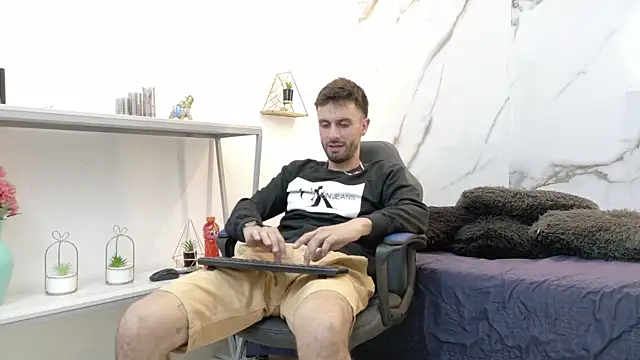 Snapshot of KingOfTemptation chatting on 06-17-26, 04:04 KingOfTemptation online show from 06-17-26, 04:04