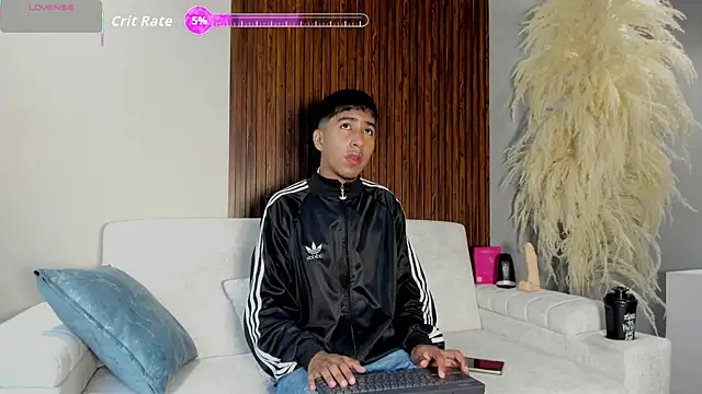 Snapshot of Ender_h0tt chatting on 06-08-26, 01:55 Ender h0tt online show from 06-08-26, 01:55