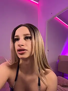 ScarletFlameee online show from 04-10-26, 05:23