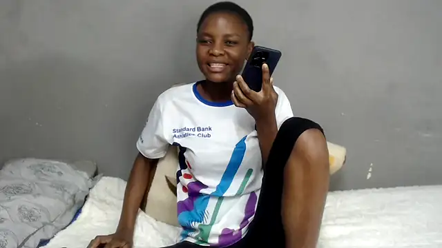 Snapshot of Royal_Beehive chatting on 06-19-26, 11:14 Royal Beehive online show from 06-19-26, 11:14