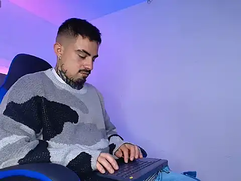 Dallas Whitee online show from 03-26-26, 08:03