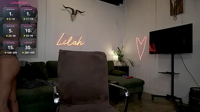 Snapshot of Lilah_Fit chatting on 06-19-26, 10:46 Lilah Fit online show from 06-19-26, 10:46