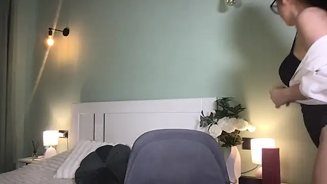 DianaaLight online show from 06-12-26, 03:00