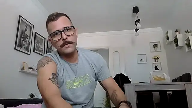Snapshot of yanick931 chatting on 05-14-26, 02:13 yanick931 online show from 05-14-26, 02:13