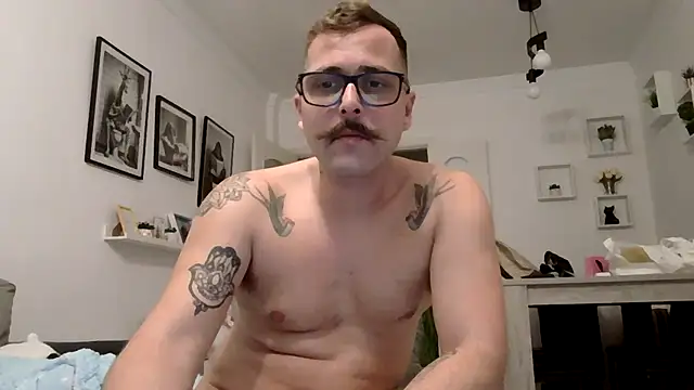Snapshot of yanick931 chatting on 05-16-26, 01:02 yanick931 online show from 05-16-26, 01:02