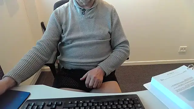 Snapshot of Buggemann chatting on 05-06-26, 04:08 Buggemann online show from 05-06-26, 04:08