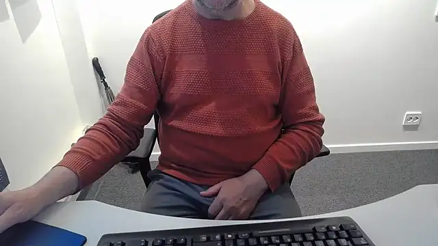 Snapshot of Buggemann chatting on 05-26-26, 03:13 Buggemann online show from 05-26-26, 03:13