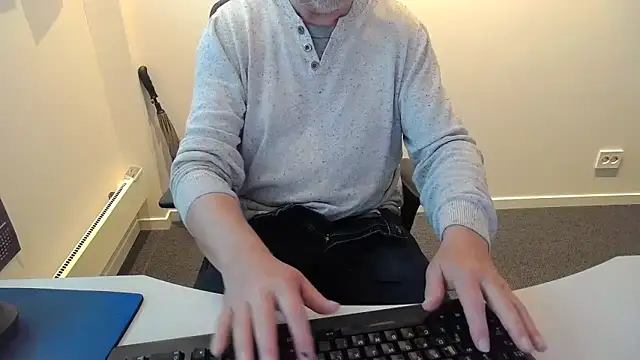 Snapshot of Buggemann chatting on 06-04-26, 03:23 Buggemann online show from 06-04-26, 03:23