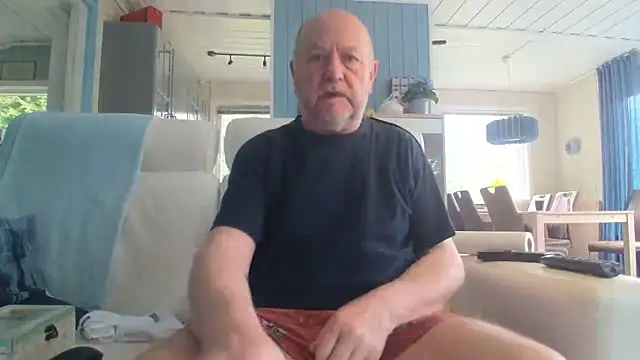 Snapshot of Buggemann chatting on 06-12-26, 04:06 Buggemann online show from 06-12-26, 04:06