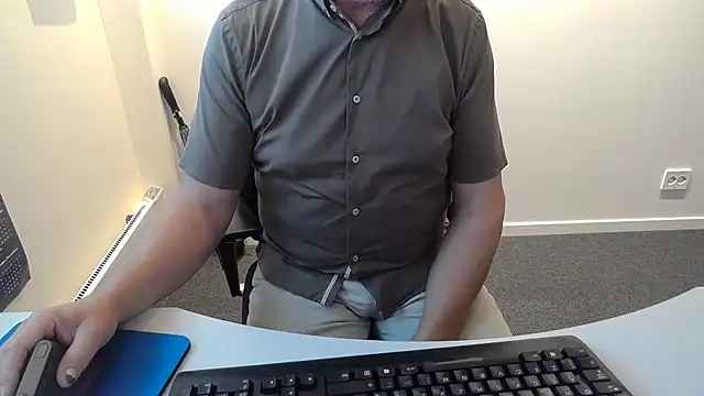 Snapshot of Buggemann chatting on 07-03-26, 03:13 Buggemann online show from 07-03-26, 03:13