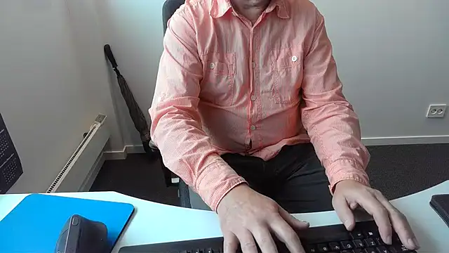 Snapshot of Buggemann chatting on 07-07-26, 07:23 Buggemann online show from 07-07-26, 07:23