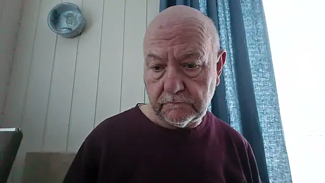 Snapshot of Buggemann chatting on 07-10-26, 04:28 Buggemann online show from 07-10-26, 04:28