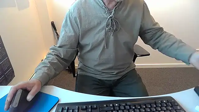 Snapshot of Buggemann chatting on 07-20-26, 04:05 Buggemann online show from 07-20-26, 04:05