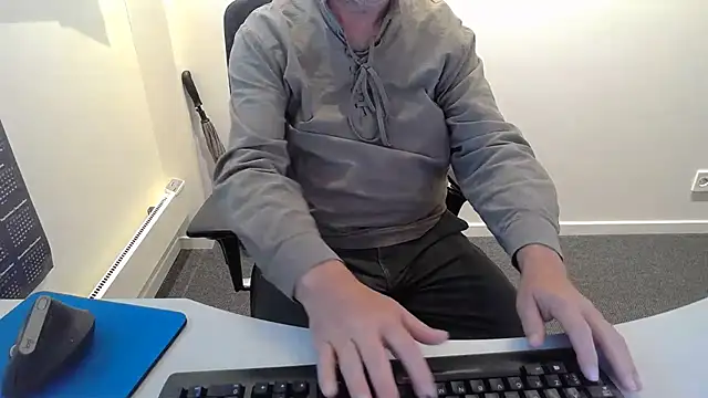 Snapshot of Buggemann chatting on 07-22-26, 02:58 Buggemann online show from 07-22-26, 02:58