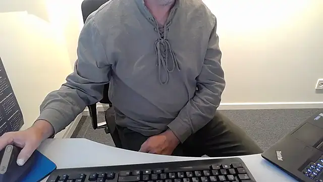 Snapshot of Buggemann chatting on 07-24-26, 03:15 Buggemann online show from 07-24-26, 03:15