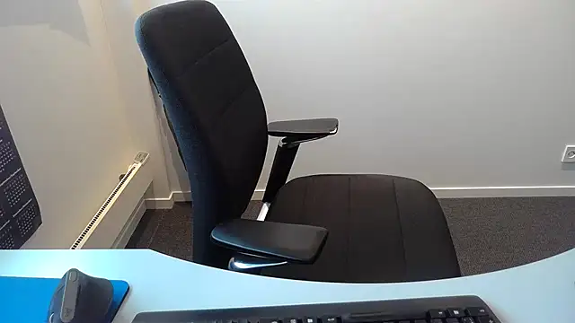 Snapshot of Buggemann chatting on 07-27-26, 04:52 Buggemann online show from 07-27-26, 04:52
