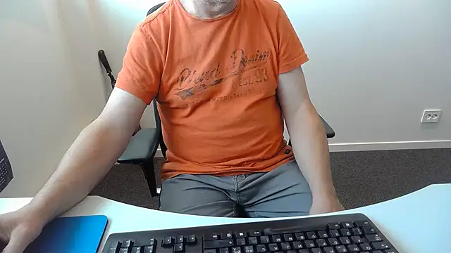 Snapshot of Buggemann chatting on 08-03-26, 05:17 Buggemann online show from 08-03-26, 05:17