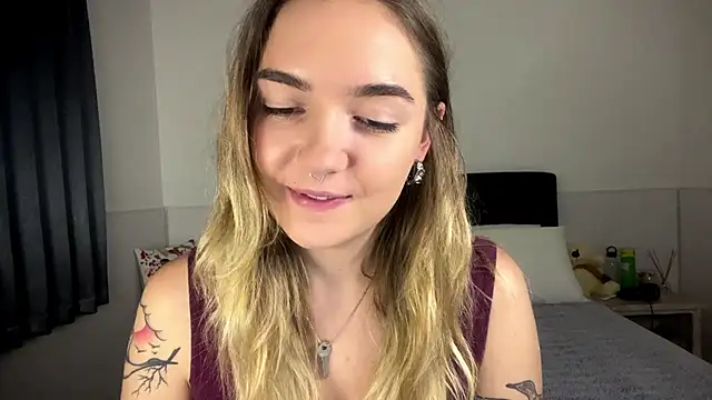 Snapshot of RoxyWet chatting on 07-16-26, 03:07 RoxyWet online show from 07-16-26, 03:07