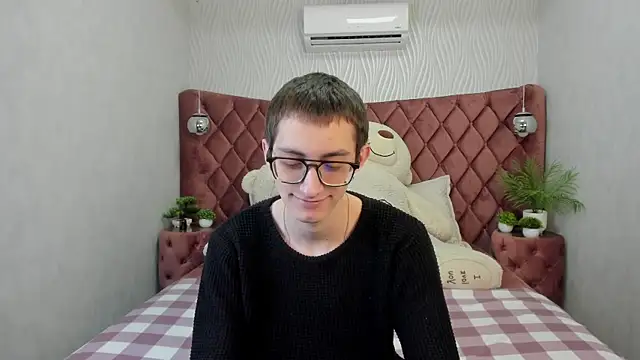 Snapshot of RonBevs chatting on 04-22-26, 07:48 RonBevs online show from 04-22-26, 07:48