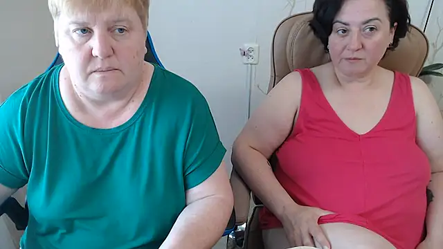 Snapshot of Lindy-Jeanie chatting on 07-11-26, 12:52 Lindy-Jeanie online show from 07-11-26, 12:52