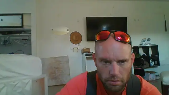 Snapshot of CaptCraker chatting on 03-26-26, 10:48 CaptCraker online show from 03-26-26, 10:48