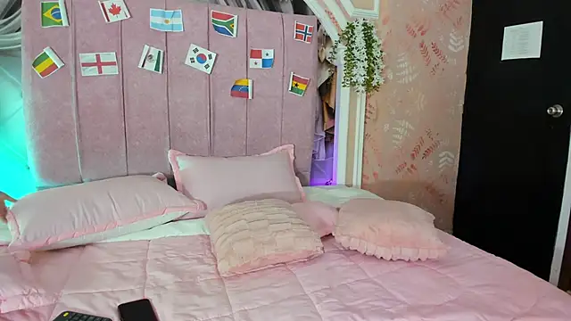 Snapshot of dulce_girls chatting on 06-20-26, 11:46 dulce girls online show from 06-20-26, 11:46
