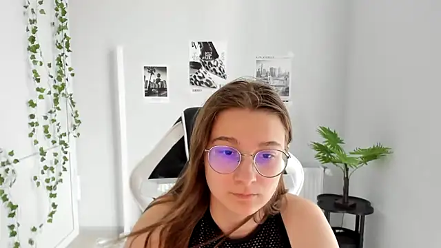 Snapshot of Mia_kristal chatting on 06-19-26, 08:18 Mia kristal online show from 06-19-26, 08:18