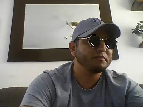 Snapshot of HOTB0Y18 chatting on 04-20-26, 08:21 HOTB0Y18 online show from 04-20-26, 08:21