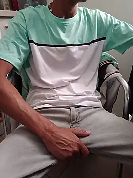 Snapshot of Skinboy06 chatting on 07-15-26, 10:42 Skinboy06 online show from 07-15-26, 10:42