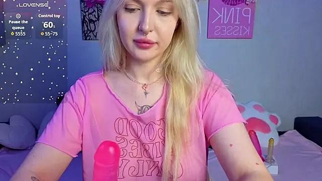 Snapshot of BlondieSummer chatting on 07-01-26, 06:51 BlondieSummer online show from 07-01-26, 06:51
