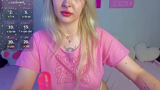 Snapshot of BlondieSummer chatting on 07-18-26, 07:17 BlondieSummer online show from 07-18-26, 07:17