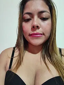 Yelii  online show from 06-17-26, 08:32