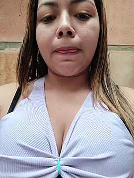 Snapshot of Yelii_ chatting on 06-26-26, 05:50 Yelii online show from 06-26-26, 05:50