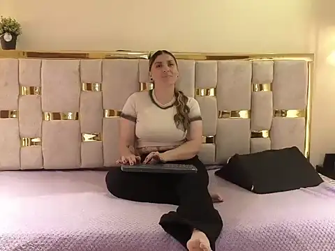 Snapshot of HELLEN_MARK chatting on 03-25-26, 11:38 HELLEN MARK online show from 03-25-26, 11:38