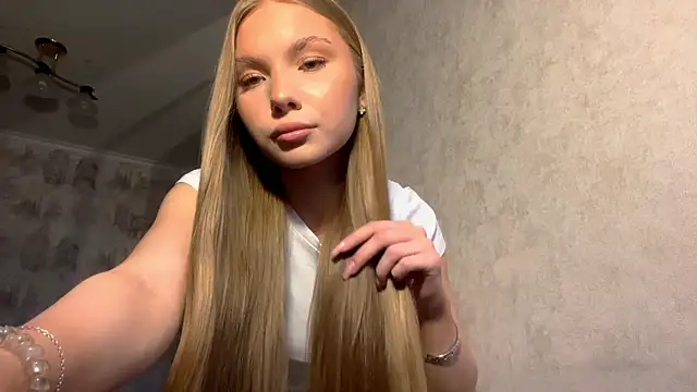 Snapshot of CarolineNine chatting on 04-02-26, 02:37 CarolineNine online show from 04-02-26, 02:37