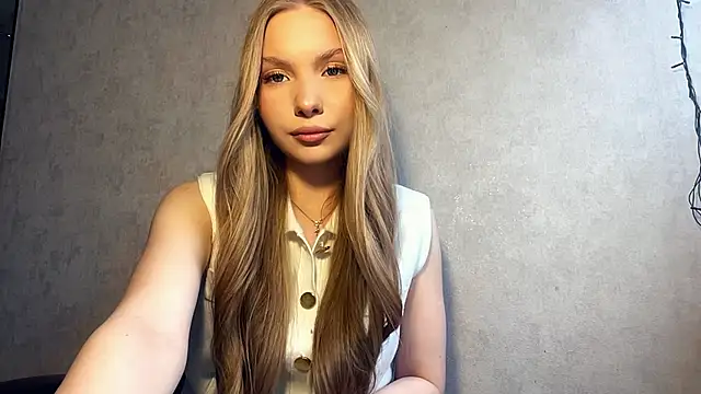 Snapshot of CarolineNine chatting on 04-09-26, 02:11 CarolineNine online show from 04-09-26, 02:11