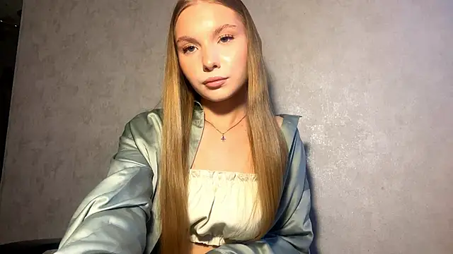 Snapshot of CarolineNine chatting on 04-18-26, 03:27 CarolineNine online show from 04-18-26, 03:27