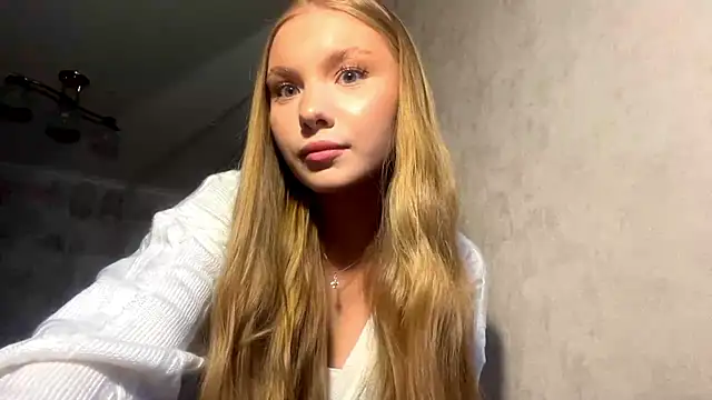 Snapshot of CarolineNine chatting on 04-24-26, 03:36 CarolineNine online show from 04-24-26, 03:36