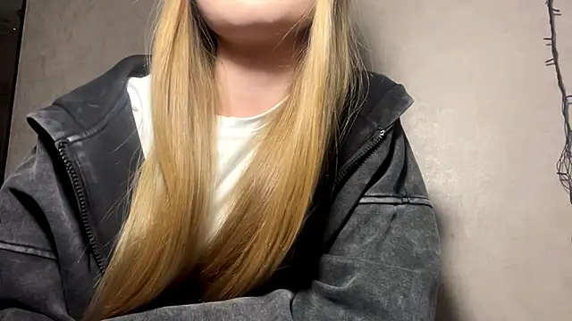 Snapshot of CarolineNine chatting on 04-28-26, 04:23 CarolineNine online show from 04-28-26, 04:23
