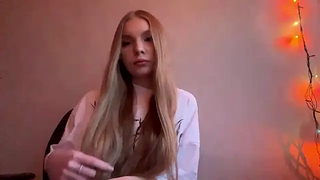 Snapshot of CarolineNine chatting on 05-04-26, 04:14 CarolineNine online show from 05-04-26, 04:14