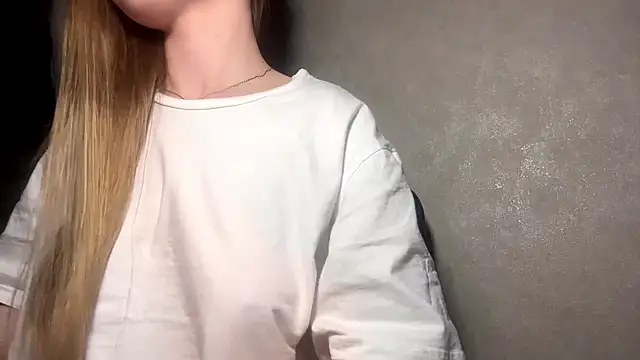 Snapshot of CarolineNine chatting on 05-07-26, 04:23 CarolineNine online show from 05-07-26, 04:23