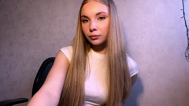 Snapshot of CarolineNine chatting on 05-15-26, 02:46 CarolineNine online show from 05-15-26, 02:46