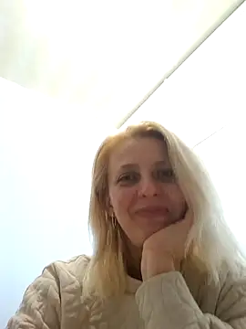 Snapshot of MiaLove183 chatting on 04-18-26, 11:25 MiaLove183 online show from 04-18-26, 11:25
