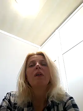 Snapshot of MiaLove183 chatting on 05-02-26, 12:21 MiaLove183 online show from 05-02-26, 12:21