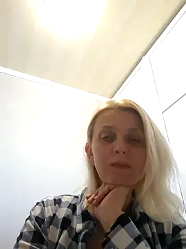 Snapshot of MiaLove183 chatting on 05-05-26, 01:52 MiaLove183 online show from 05-05-26, 01:52