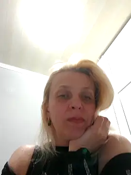 Snapshot of MiaLove183 chatting on 05-11-26, 02:45 MiaLove183 online show from 05-11-26, 02:45