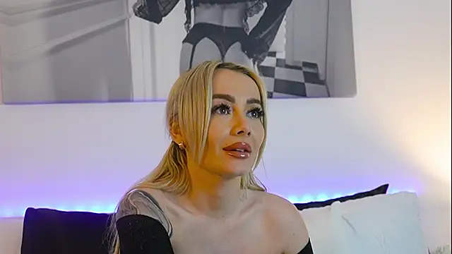 Snapshot of FrancescaGrayy chatting on 05-13-26, 08:27 FrancescaGrayy online show from 05-13-26, 08:27
