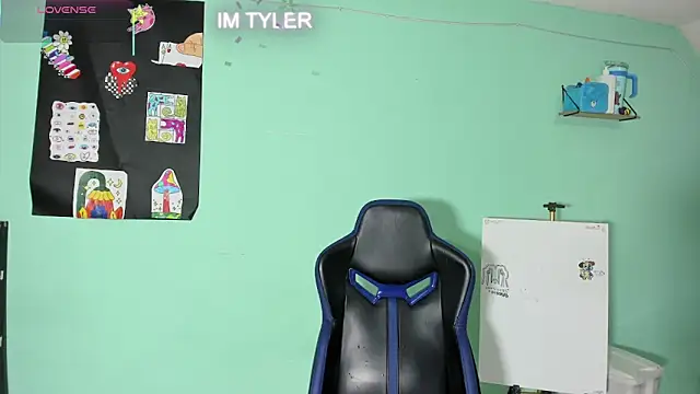 TYLERhHOT2005 online show from 04-11-26, 03:44